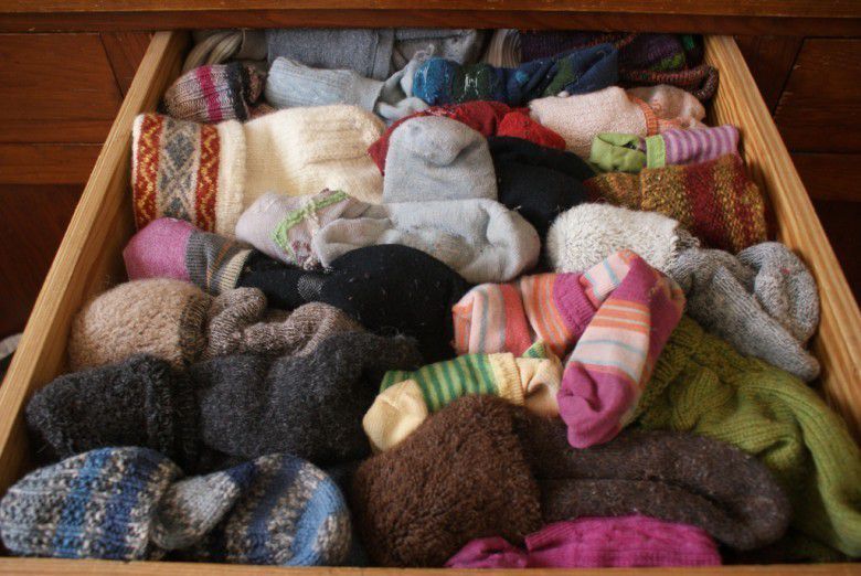 2. Cara menyimpan kaos kaki 