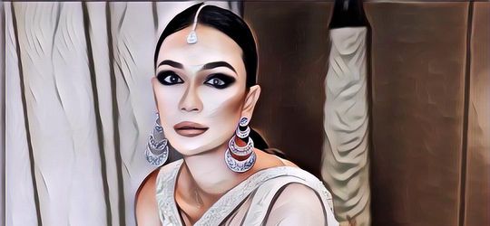 Rayakan Penampilan Jadul, Outfit Seksi Luna Maya Tuai Kontroversi