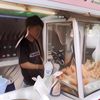 Pasangan Ini Berbisik-Bisik Saat Beli Ayam Di Kaki Lima, Penjual: Nyesek Dengernya