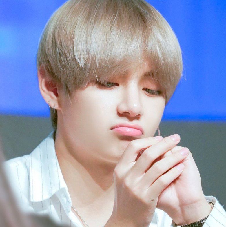 4. Nggak cuma tampan doang, V sebenernya juga imut kayak foto di bawah