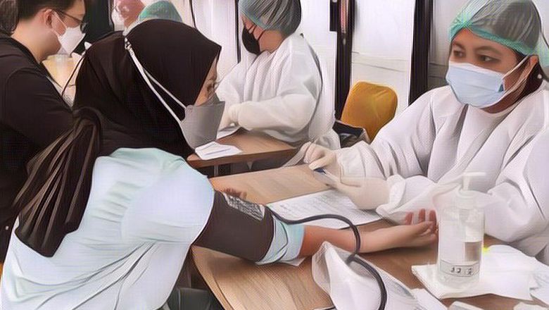 Waduh, Tempat Antrian Vaksin Ini Tak Sengaja Putar Video Porno!