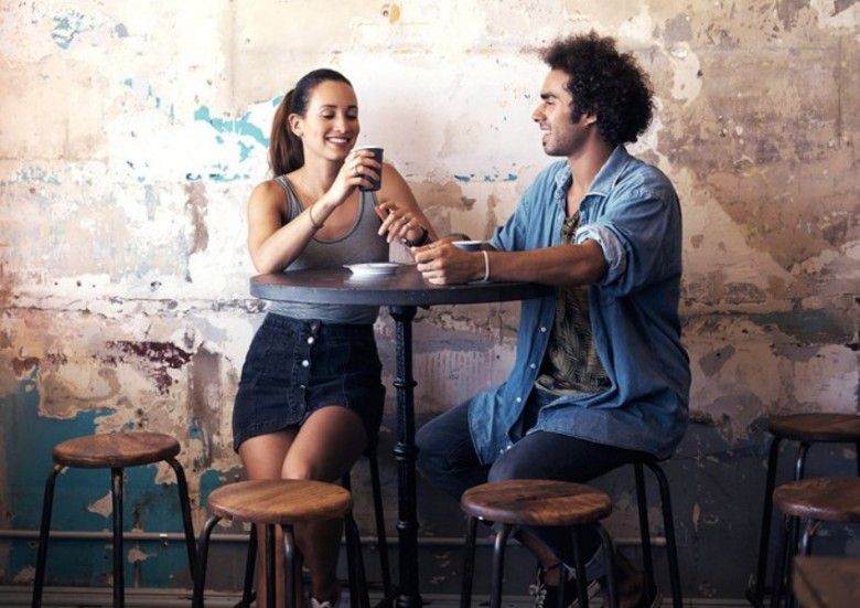 7. Kita nggak bisa berhenti mikirin orang yang kita sayangi di mana pun kita berada