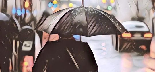 Heboh Video Wanita Mandi Hujan Jam 3 Pagi, Alasannya Bikin Dada Sesak