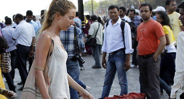 3. Suka Banget Melirik dan Melototi Orang