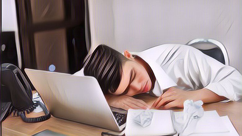 Pria Ini Ketahuan Tidur Siang di Kantor, Endingnya Dapat Uang Rp 700 Juta