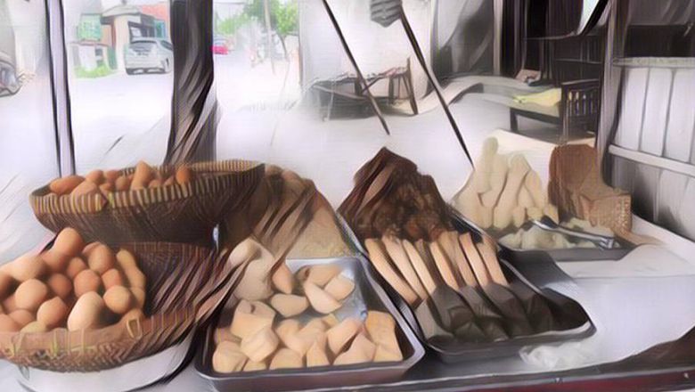 Kocak! Seorang Pedagang Gorengan Lewat Pakai Kostum Tak Terduga