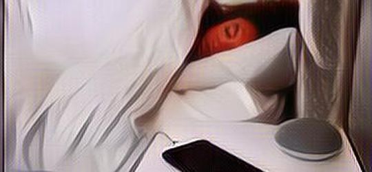 BAHAYA! Mulai Sekarang Jangan Charge Ponsel di Dekat Kepalamu Saat Tidur