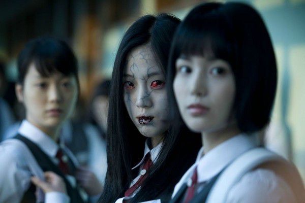 Adanya medan elektromagnetik kuat