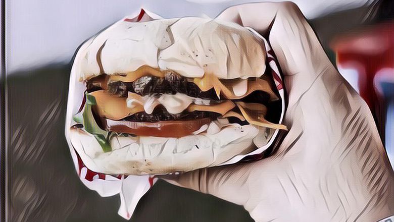 Begini Lho Cara Makan Burger Biar Gak Berantakan~