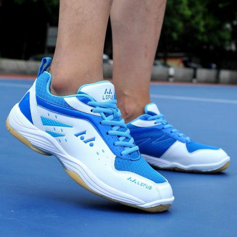 Mari kita lihat beberapa hal yang penting dalam sepatu badminton terbaik