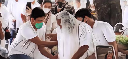 Tangis Dian Sastrowardoyo di Pusara Adiguna Sutowo, Mertuanya