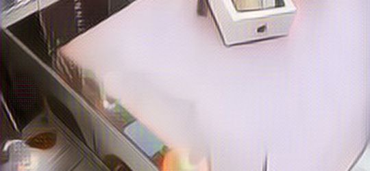 Terlanjur Senang Menang iPhone X dari Mesin Cakar, Pas Dibuka Ternyata Isinya Bikin Ngakak!