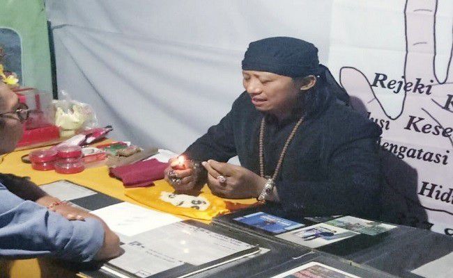 Ramal menggunakan kartu Tarot