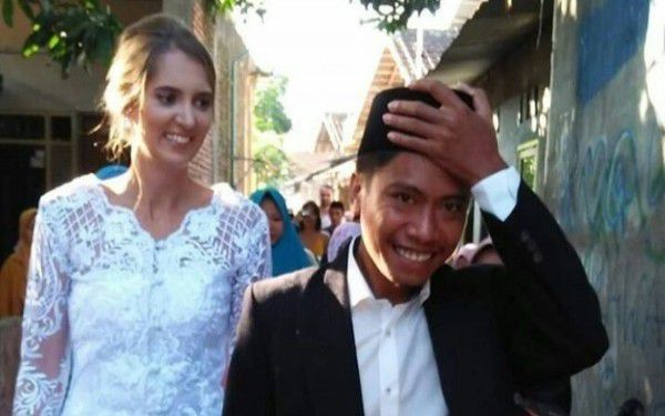 3. Penyanyi Cafe dan Bule Jerman