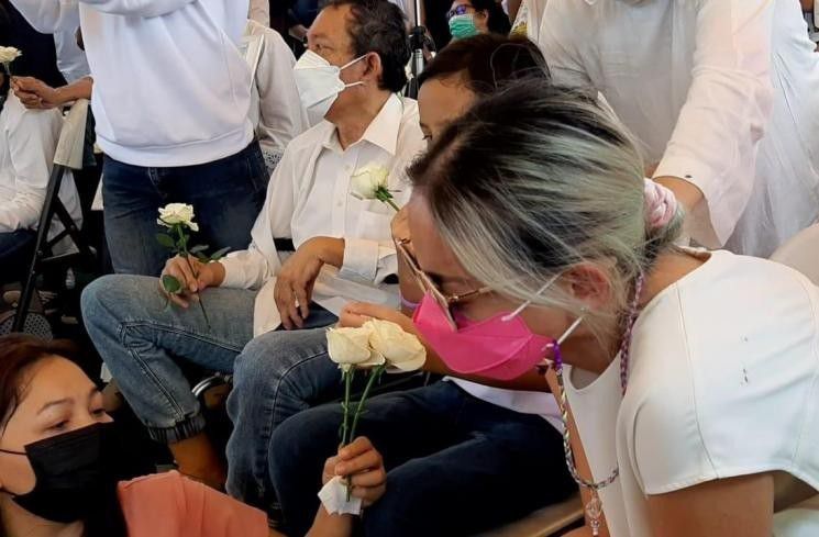 Pemakaman Serba Putih Perlambang Kembali Suci