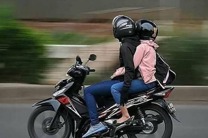 2. Sekilas memang terlihat romantis, tapi sepeda motor ini layak dinobatkan sebagai sepeda motor ajaib. Jangan ditiru ya gaes!