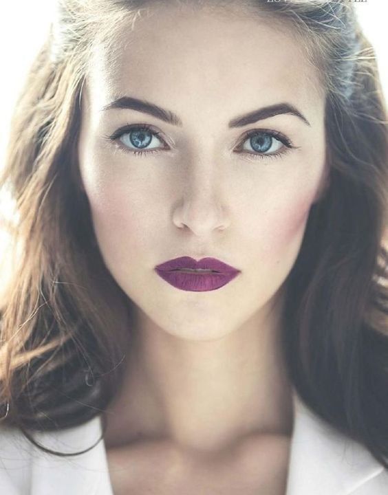 Untuk aksen berani bisa gunakan warna lipstik gelap seperti ungu, hitam, biru, dan hijau