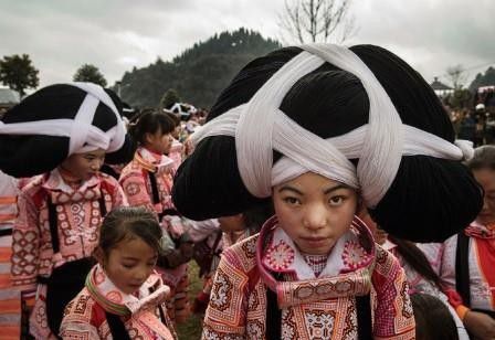 4. Perempuan rambut tanduk dari Suku Miao dari Tiongkok