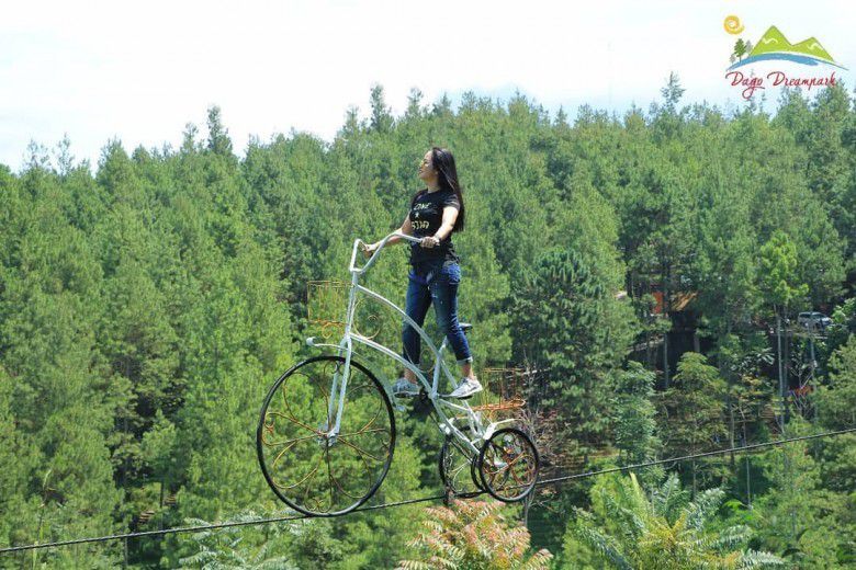 Naik sepeda di ketinggian