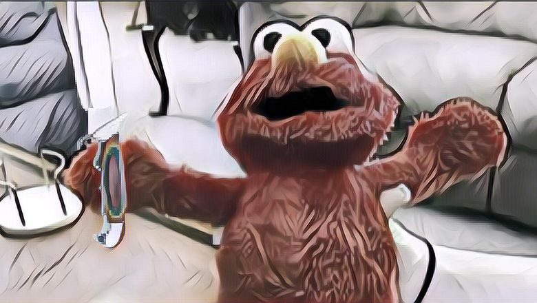 Boneka Elmo: Disukai, Tapi Sebenernya Ada Cerita Ngerinya Juga Sih...