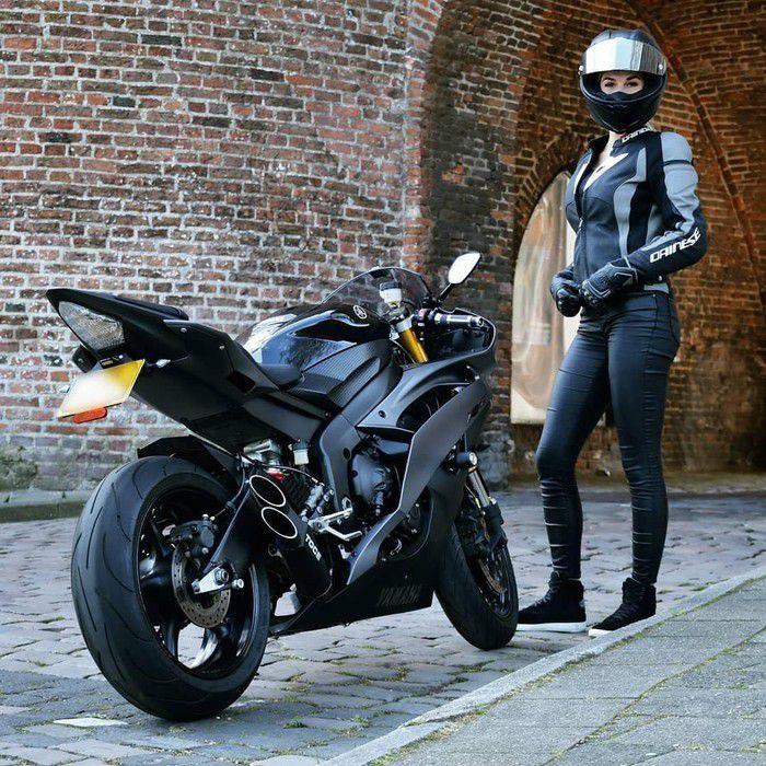 1. Outfit Serba Hitam