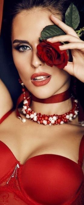 4. Menonjol dan menggairahkan