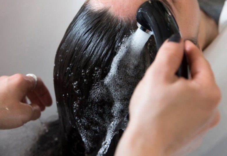 Kebiasaan keramas dengan air panas