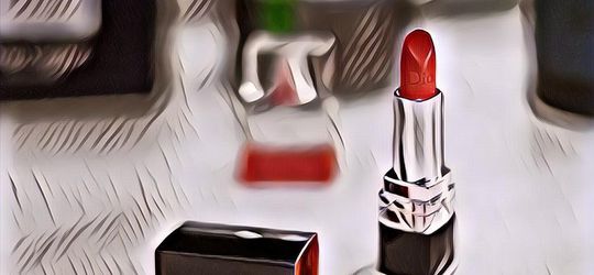 Spesial, Begini Karakter Cewek yang Suka Memakai Lipstik Warna Merah