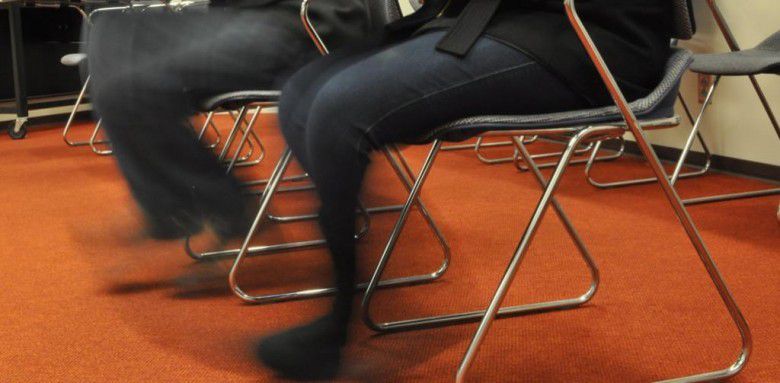 4. Sering menggoyangkan tangan dan kaki