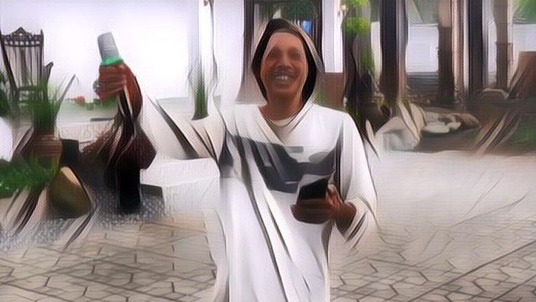 Izin Karaoke Saat Kerja, Tukang Bangunan Ini Viral Karena Suara Dan Pilihan Lagunya Bikin Takjub