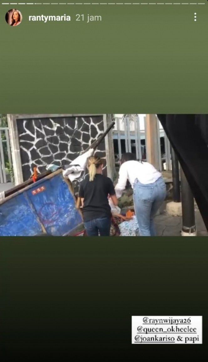 3. Ranty Maria tampak semangat saat membagi-bagikan sembako