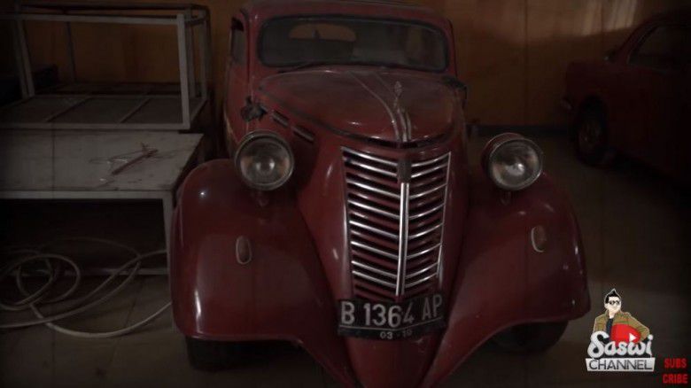 4. Punya koleksi mobil antik 