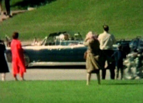 3. Seorang wanita bermantel cokelat