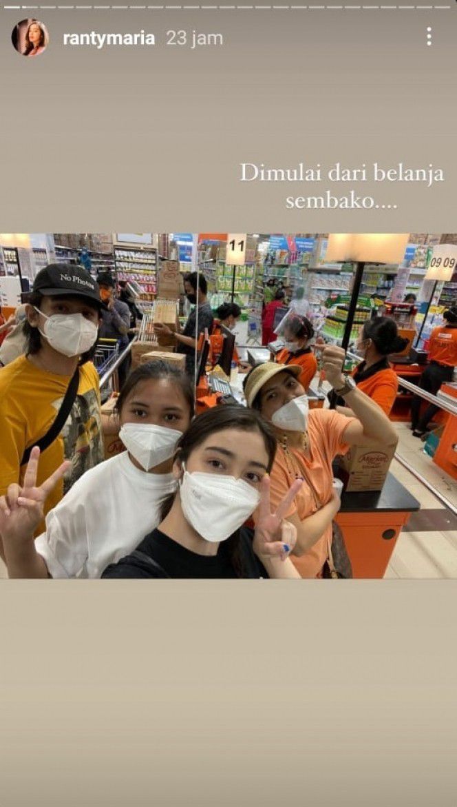 2. Ini potret sibuknya Ranty Maria buat belanja sembako.