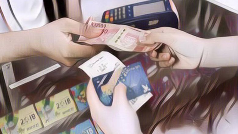 Kocak! Ibu-Ibu Ini Enggan Keluarkan Dompet Saat Bayar Belanjaan, Ternyata Ini Penyebabnya