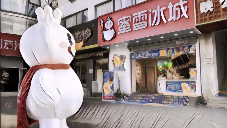 Lucu Banget! Ada Badut Mixue Sibuk Ikut Pound Fit di Mall