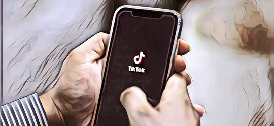 Makin Aneh Dunia Ini! Viral Video Anak Durhaka Manfaatkan Orangtua untuk Ngemis Online di TikTok, Diguyur Air Berlumpur