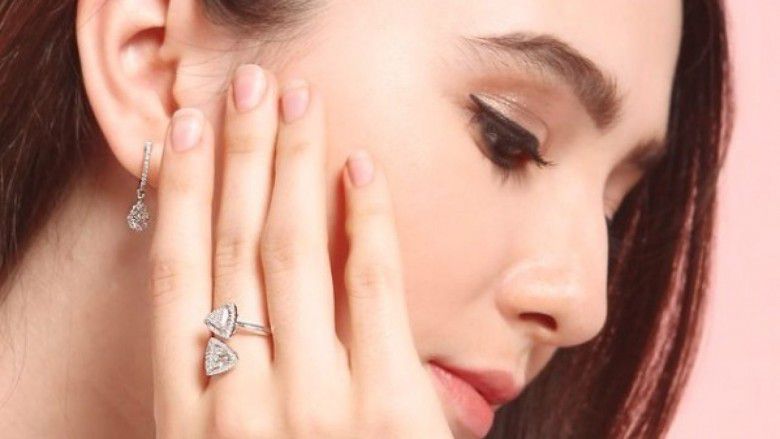 3. Cincin di Jari Tengah