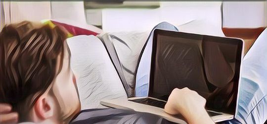 Kebiasaan Memangku Laptop Memicu Gangguan Kesuburan pada Pria