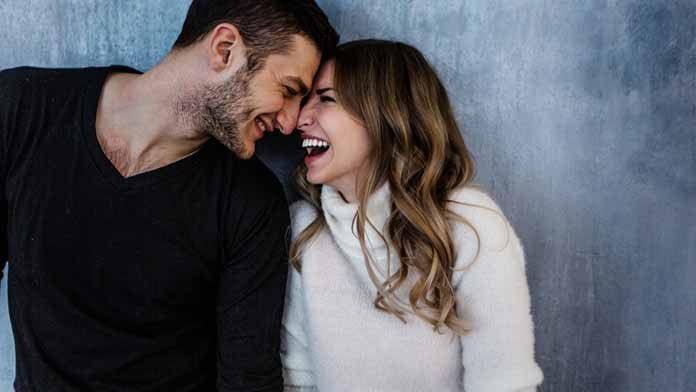5. Tertawa lebih banyak dengan pasangan masing-masing