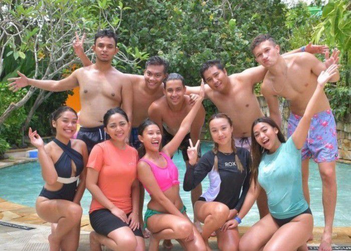 # Mereka juga sempat berlibur ke Bali bareng-bareng teman Rachel lainnya, lho.