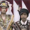Pesona Ajudan Jokowi Pakai Baju Adat Dayak, Curi Perhatian