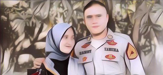 7 Potret Polisi Kembar Bersama Pasangannya yang Cantik, Para Jomblo Jangan Iri!