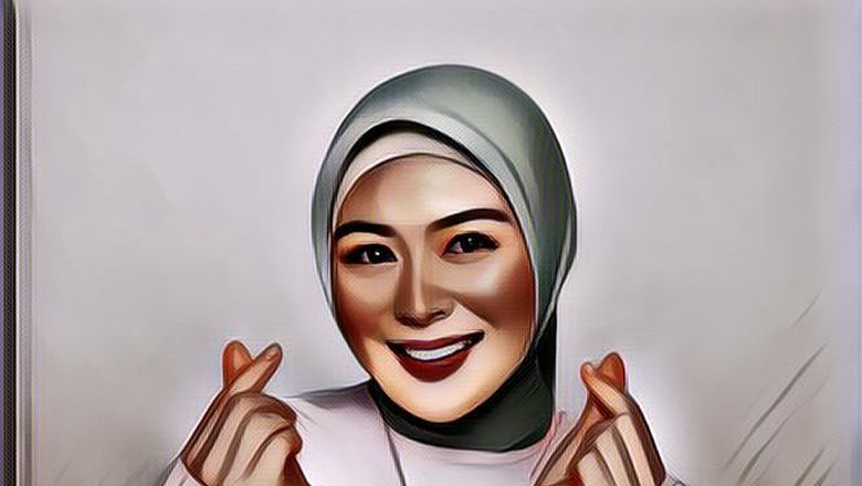 Simak Sederet Foto Ayana Moon Pose Finger Heart, Siap-Siap Langsung Jatuh Hati!