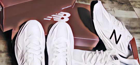 Gaya Elegan Cowok Kala Mengenakan Sepatu Warna Putih di Instagram