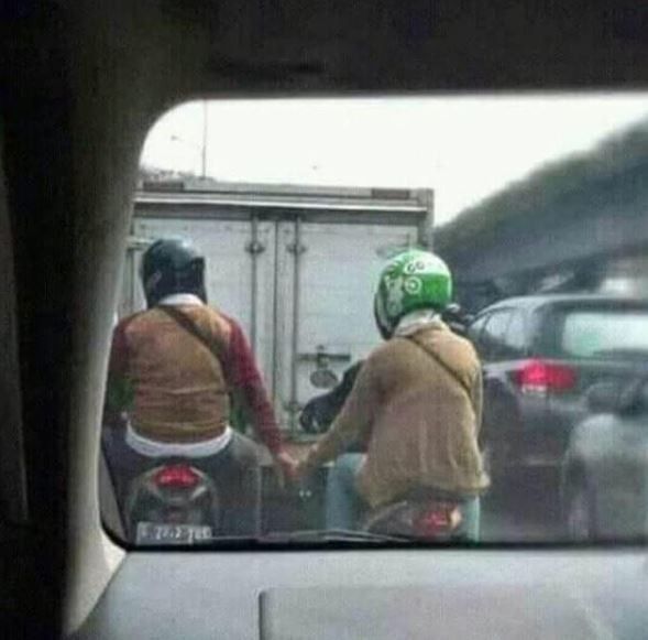 5. Kalo dibikin ftv mungkin judulnya "Cintaku bersemi di atas ojek online yang sedang kena macet"