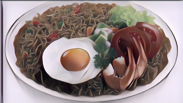 Seorang Bapak Tua Bikin Konten Mukbang Makan Mie, Netizen Malah Merasa Miris