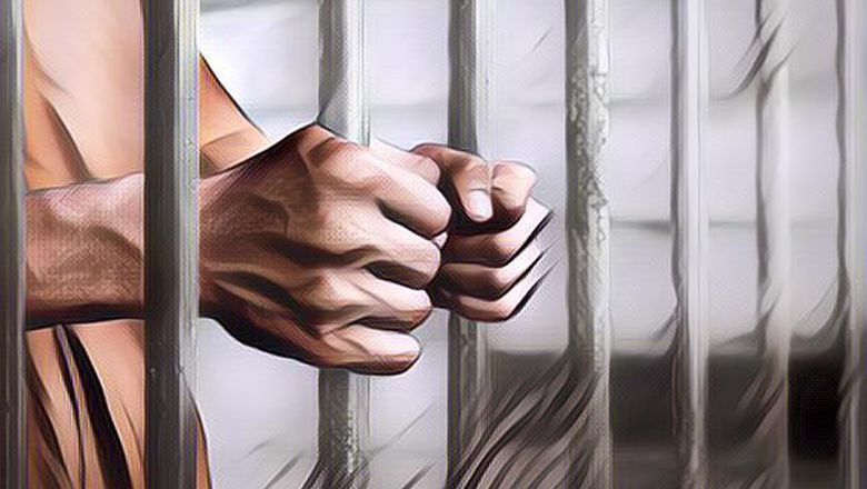 Menyentuh Hati, Wanita Ini Menyusui Ayahnya Agar Tidak Mati Kelaparan di Penjara