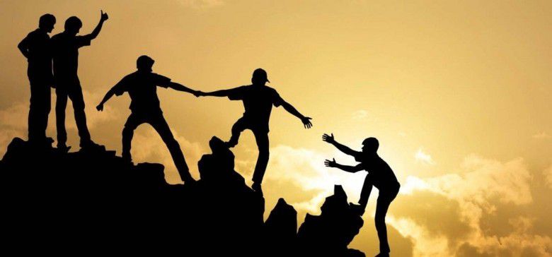 2. Orang hebat tuh... pasti menolong orang lain yang membutuhkan bantuan~