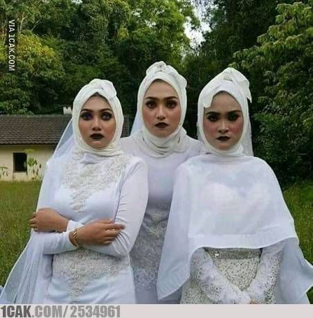 5. Ini mau jadi pendamping pengantin dari dunia lain, apa gimana sih, kok make up-nya begitu?